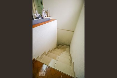 Casa à venda com 90m², 3 quartos e 2 vagasEscada