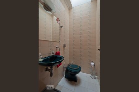 Casa à venda com 481m², 4 quartos e 8 vagasBanheiro Social