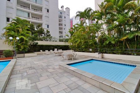 Apartamento à venda com 136m², 3 quartos e 3 vagas Apartamento à venda com 136m², 3 quartos e 3 vagasÁrea comum - Piscina