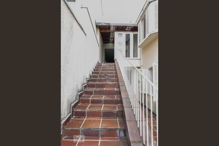 Casa para alugar com 320m², 4 quartos e 2 vagas Casa para alugar com 320m², 4 quartos e 2 vagasEscada Externa