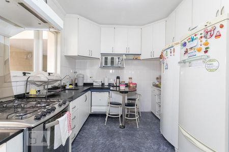 Casa para alugar com 320m², 4 quartos e 2 vagas Casa para alugar com 320m², 4 quartos e 2 vagasCozinha