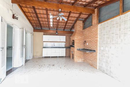 Casa para alugar com 320m², 4 quartos e 2 vagas Casa para alugar com 320m², 4 quartos e 2 vagasÁrea Externa - Churrasqueira