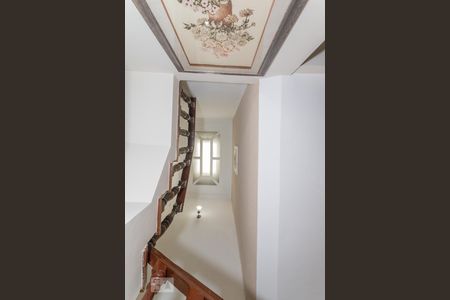 Casa para alugar com 320m², 4 quartos e 2 vagas Casa para alugar com 320m², 4 quartos e 2 vagasEscadas