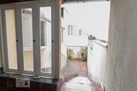 Casa para alugar com 320m², 4 quartos e 2 vagas Casa para alugar com 320m², 4 quartos e 2 vagasEscada Externa