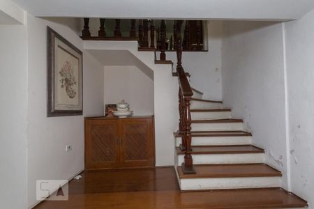 Casa para alugar com 320m², 4 quartos e 2 vagas Casa para alugar com 320m², 4 quartos e 2 vagasEscadas