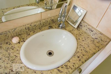 Apartamento à venda com 85m², 3 quartos e 2 vagasDetalhe do banheiro