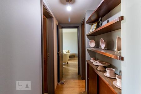 Corredor para os quartos de apartamento para alugar com 3 quartos, 86m² em Indianópolis, São Paulo