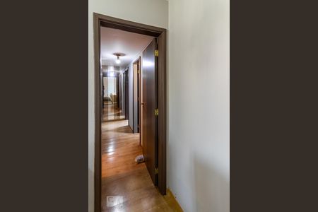 Corredor para os quartos de apartamento para alugar com 3 quartos, 86m² em Indianópolis, São Paulo