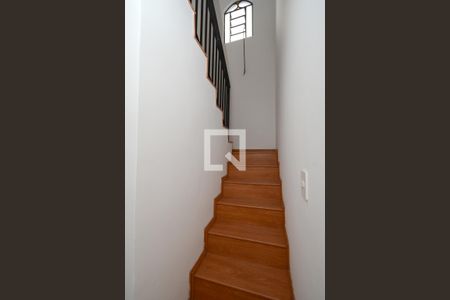 Casa à venda com 130m², 2 quartos e 2 vagasEscada