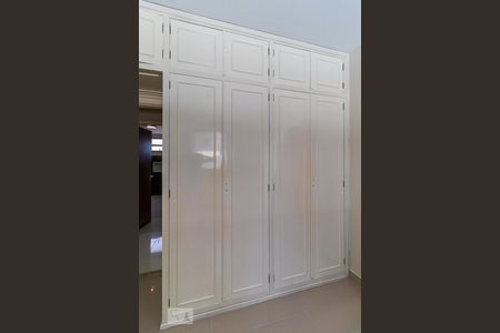 Apartamento à venda com 160m², 4 quartos e 2 vagasQuarto 2 - Armários