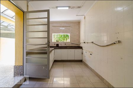 Casa à venda com 625m², 4 quartos e 5 vagas Casa à venda com 625m², 4 quartos e 5 vagasCozinha