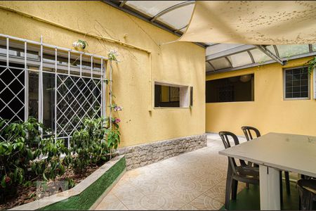 Casa à venda com 625m², 4 quartos e 5 vagas Casa à venda com 625m², 4 quartos e 5 vagasQuintal