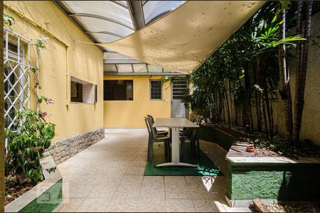 Casa à venda com 625m², 4 quartos e 5 vagas Casa à venda com 625m², 4 quartos e 5 vagasQuintal