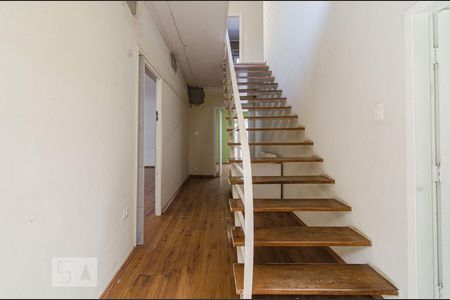 Casa à venda com 625m², 4 quartos e 5 vagas Casa à venda com 625m², 4 quartos e 5 vagasEscada