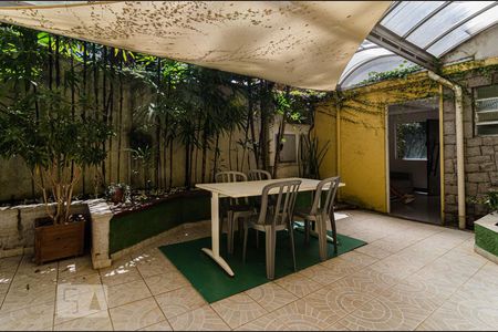 Casa à venda com 625m², 4 quartos e 5 vagas Casa à venda com 625m², 4 quartos e 5 vagasQuintal