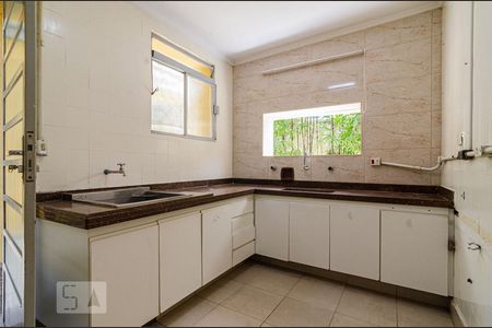 Casa à venda com 625m², 4 quartos e 5 vagas Casa à venda com 625m², 4 quartos e 5 vagasCozinha