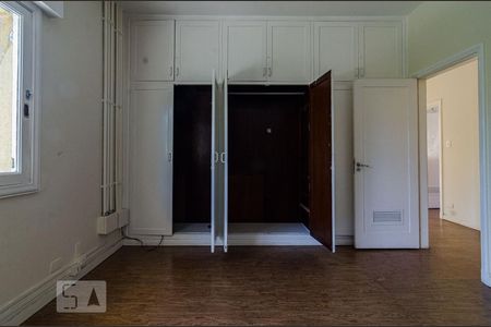 Casa à venda com 625m², 4 quartos e 5 vagas Casa à venda com 625m², 4 quartos e 5 vagasQuarto 4