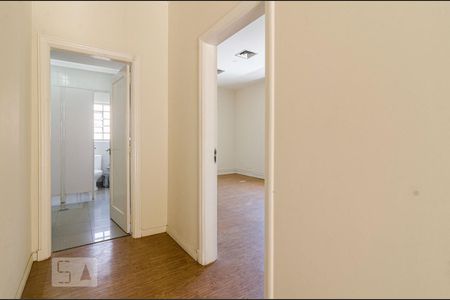 Casa à venda com 625m², 4 quartos e 5 vagas Casa à venda com 625m², 4 quartos e 5 vagasCorredor