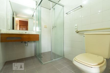 Banheiro de kitnet/studio para alugar com 1 quarto, 28m² em Moema, São Paulo