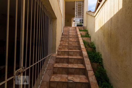 Casa à venda com 170m², 3 quartos e 1 vagaEscada de entrada