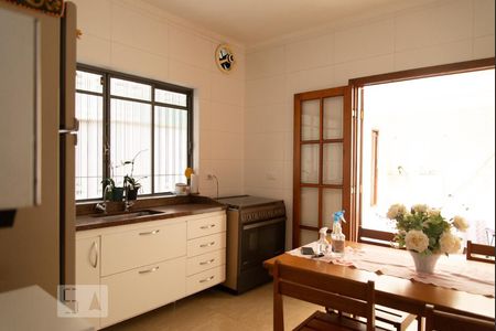 Casa à venda com 160m², 2 quartos e 4 vagas Casa à venda com 160m², 2 quartos e 4 vagasCozinha - Armários