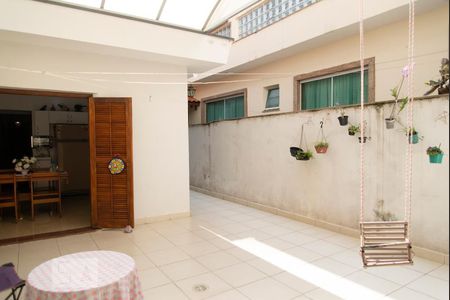 Casa à venda com 160m², 2 quartos e 4 vagas Casa à venda com 160m², 2 quartos e 4 vagasQuintal