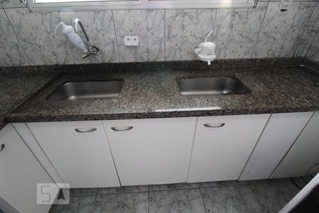 Casa à venda com 280m², 2 quartos e 5 vagasCozinha armários pia