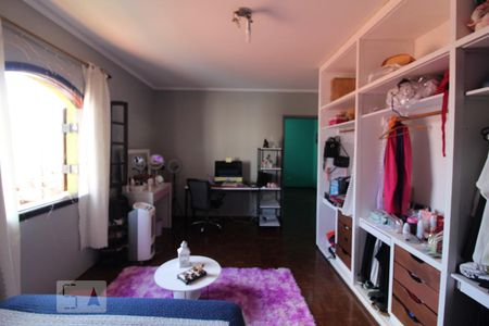 Casa à venda com 352m², 4 quartos e 5 vagasQuarto 2 suite