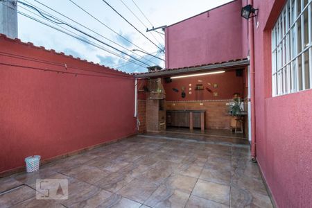 Casa à venda com 220m², 4 quartos e 5 vagas Casa à venda com 220m², 4 quartos e 5 vagasQuintal