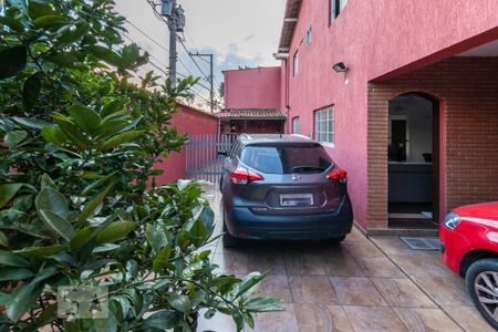Casa à venda com 220m², 4 quartos e 5 vagas Casa à venda com 220m², 4 quartos e 5 vagasGaragem