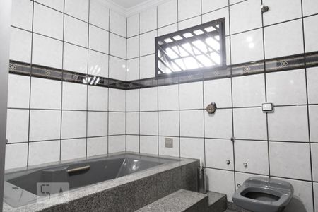 Casa à venda com 326m², 4 quartos e 5 vagasBanheiro da Suite