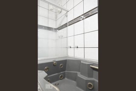 Casa à venda com 326m², 4 quartos e 5 vagasBanheiro da Suite