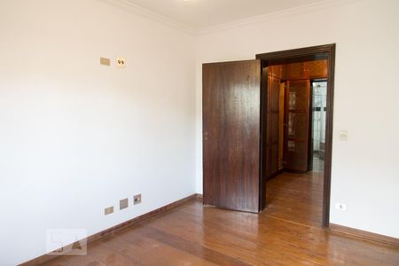Casa à venda com 326m², 4 quartos e 5 vagasSuite