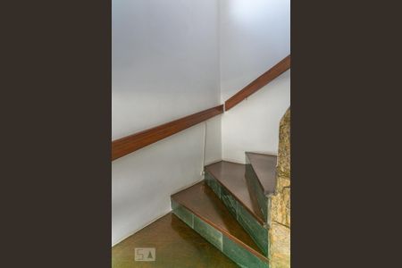 Casa para alugar com 200m², 5 quartos e 2 vagasEscada