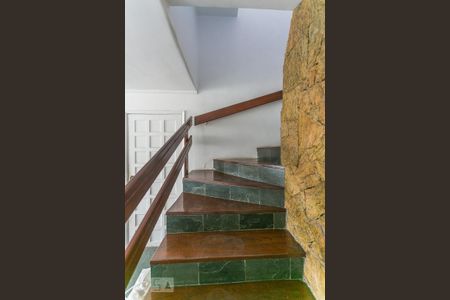 Casa para alugar com 200m², 5 quartos e 2 vagasEscada