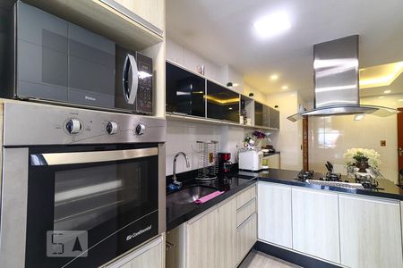Apartamento à venda com 220m², 2 quartos e 2 vagasCozinha
