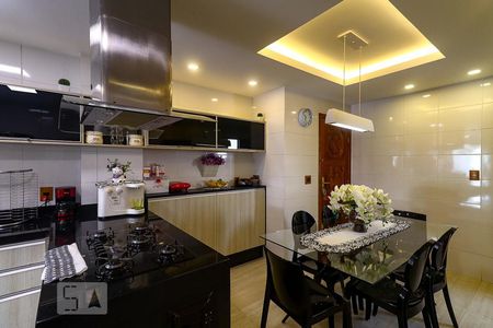 Apartamento à venda com 220m², 2 quartos e 2 vagasCozinha