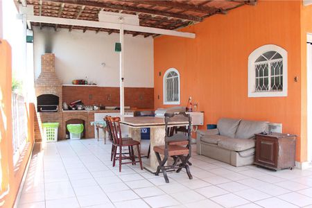 Casa de condomínio à venda com 300m², 5 quartos e 2 vagas Casa de condomínio à venda com 300m², 5 quartos e 2 vagasTerraço