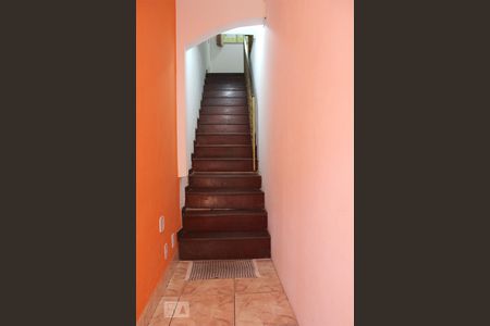 Casa de condomínio à venda com 300m², 5 quartos e 2 vagas Casa de condomínio à venda com 300m², 5 quartos e 2 vagasEscada