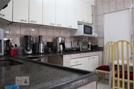 Casa de condomínio à venda com 300m², 5 quartos e 2 vagas Casa de condomínio à venda com 300m², 5 quartos e 2 vagasCozinha primeiro Piso