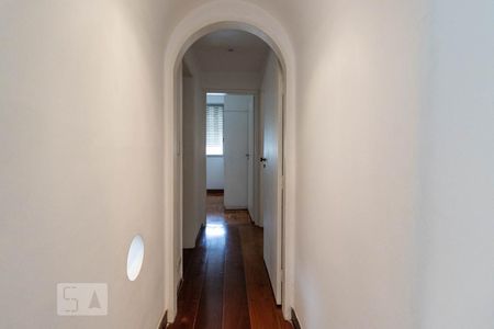 Corredoor para os quartos de apartamento para alugar com 2 quartos, 96m² em Itaim Bibi, São Paulo