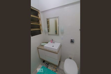 Banheiro de kitnet/studio para alugar com 1 quarto, 35m² em Centro, Florianópolis