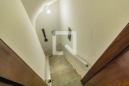 Casa à venda com 180m², 3 quartos e 2 vagas Casa à venda com 180m², 3 quartos e 2 vagasEscada