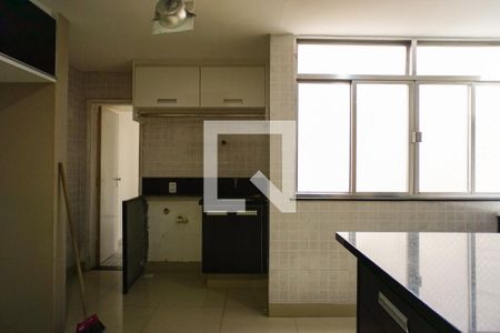 Apartamento à venda com 400m², 3 quartos e 2 vagas Apartamento à venda com 400m², 3 quartos e 2 vagasCozinha e Área de Serviço