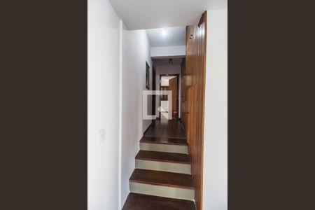 Casa de condomínio para alugar com 360m², 4 quartos e 3 vagasEscada