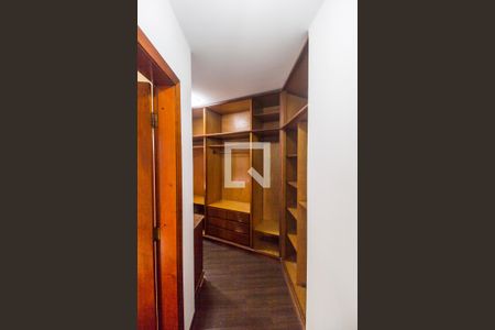 Casa de condomínio para alugar com 360m², 4 quartos e 3 vagasCloset da suíte 1