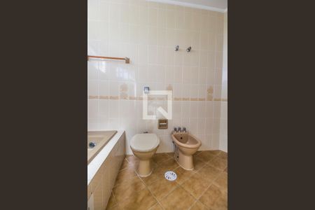 Casa de condomínio para alugar com 360m², 4 quartos e 3 vagasBanheiro da Suíte master