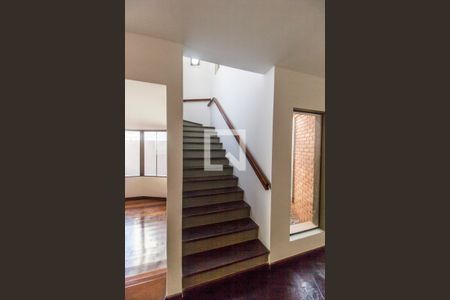 Casa de condomínio para alugar com 360m², 4 quartos e 3 vagasEscada