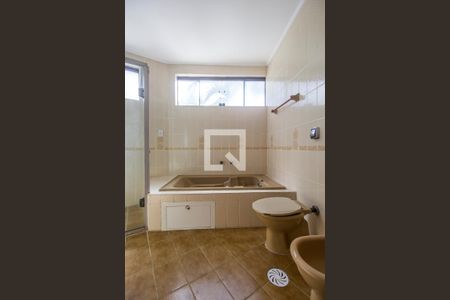 Casa de condomínio para alugar com 360m², 4 quartos e 3 vagasBanheiro da Suíte master