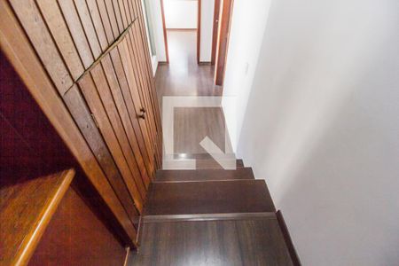 Casa de condomínio para alugar com 360m², 4 quartos e 3 vagasEscada